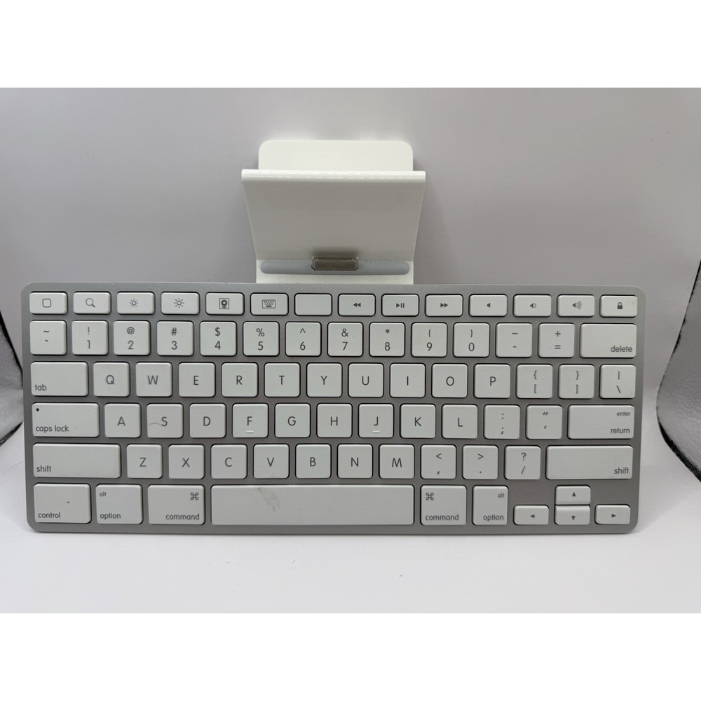Apple Keyboard Dock A1359 for iPad 1st 2nd 3rd Gen iPhone 2,3,4 30-pin connector